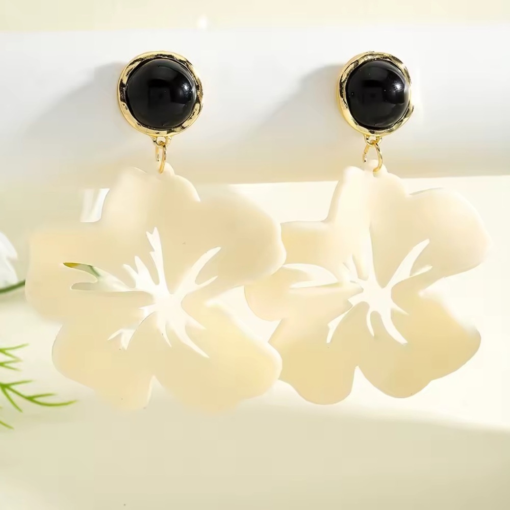Zara Exaggerated Acrylic Flower Dangle Earrings - Picture 5 of 9